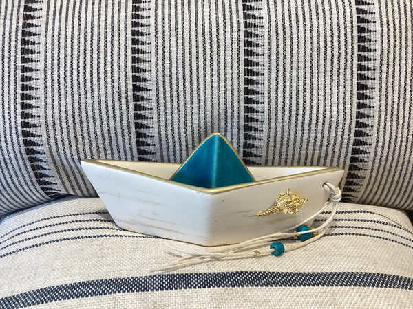 Cream ceramic boat with gold shell