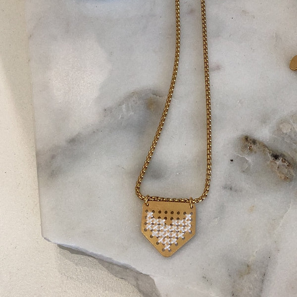 Gold kendito (embroidered) necklace -white